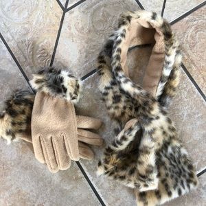 Faux fur neck wrap with matching gloves 🧤